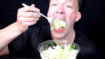 ASMR CEASAR'S SALAD KIND EATING PETRETZIKIS VASILOPOULOS ASMR SHOW EATING SOUNDS NO TALKING-1