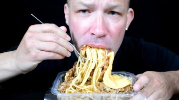 ASMR EATING SPAGHETTI BOLONEZ CHEDAR REDBULL SOFTDRINK ITALIAN CUISINE MUKBANG BINGE BIG BITES FINGER EATING-2