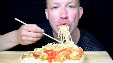 ASMR GIANT NOODLES CAKE SHRIMS CHISE SAUCE EATING SOUNDS FAIL MUKBANG 먹방 YANNIS ASMR-1
